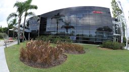 Propuesta del MTSS de que empresas anuncien cierres previamente genera críticas entre oposición y empresarios