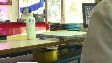 Madre improvisó un aula en su casa para que niño de escuela rural incendiada siguiera con clases