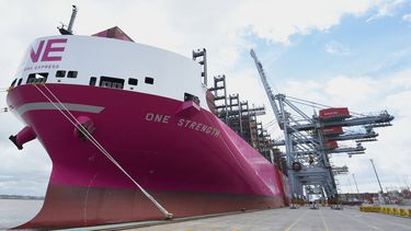 El puerto de Montevideo recibió el carguero transatlántico más grande de su historia