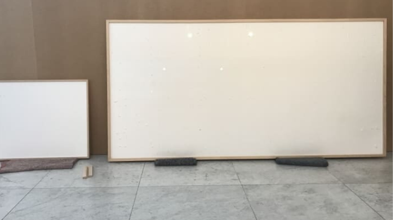 Toma el dinero y vete obra conceptual.