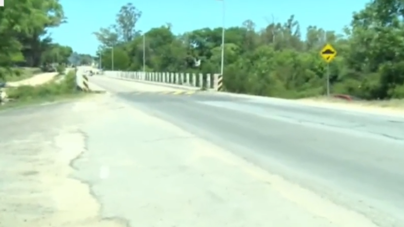 Dos jóvenes fallecieron en Ruta 11 por picadas en moto.