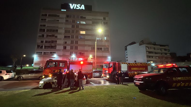 Ocho personas resultaron intoxicadas tras incendio en un edificio de Malvín