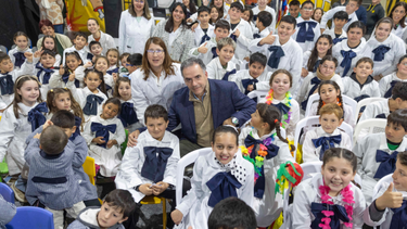 Yamandú Orsi asistió al aniversario de una escuela en Nueva Palmira tras  ser invitado por un alumno