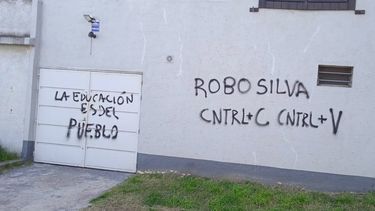 La casa de Robert Silva apareció con pintadas.
