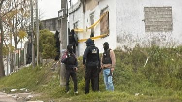 Policía tapió la vivienda del triple homicidio en el Cerro, en donde funcionaba una boca de drogas Policía tapió la vivienda del triple homicidio en el Cerro, en donde funcionaba una boca de drogas