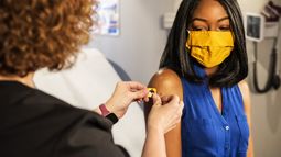 Trabajadores tendrán cuatro horas para ir a centros de vacunación