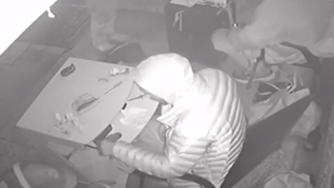 Delincuentes instalan mesas en la calle y venden droga