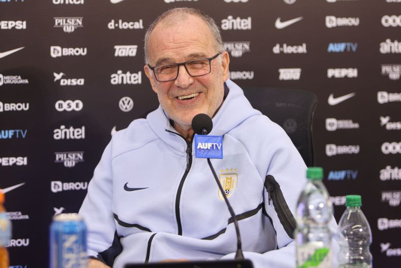 Marcelo Bielsa habló de la preparación del equipo, su continuidad en la Celeste y la ilusión del Mundial