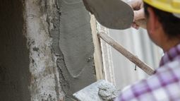 Accidente laboral en una obra en Cordón: trabajador cayó de un andamio y sufrió traumatismo de columna