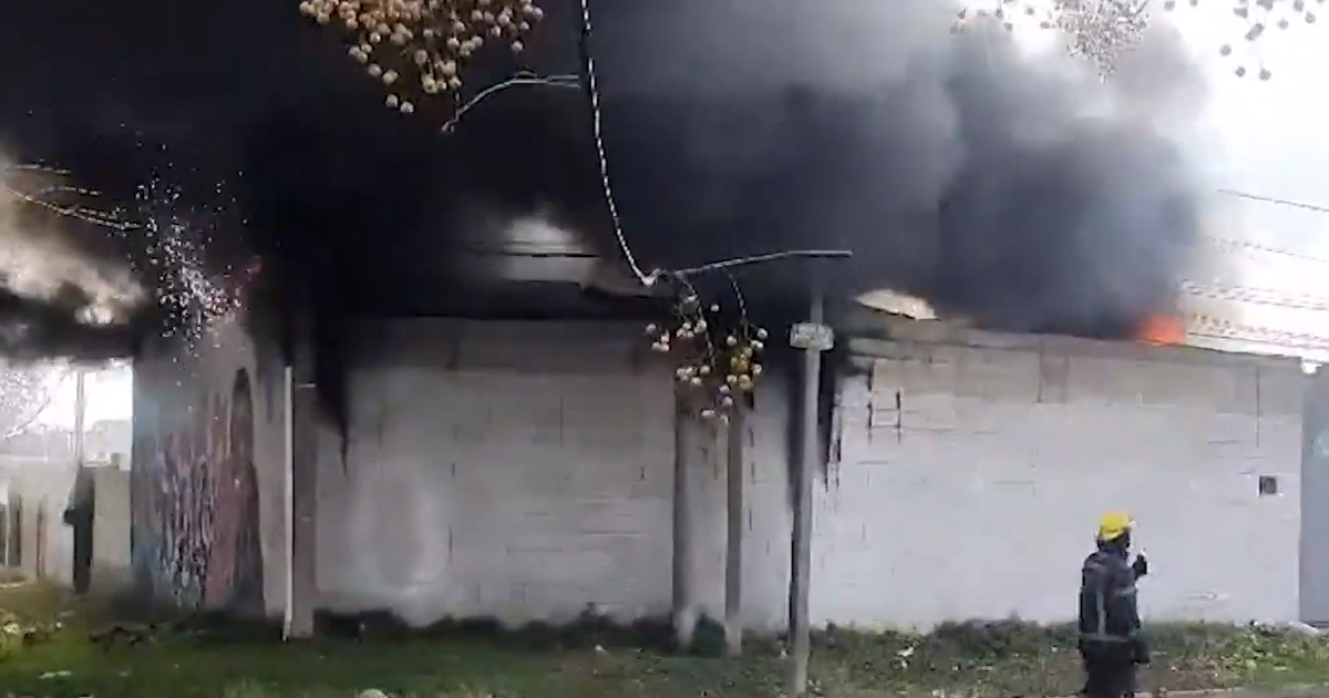 Un incendio provocó pérdidas totales en un taller de Belvedere; Bomberos advierten riesgo de derrumbe