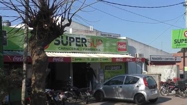 ladrones armados con una ametralladora asaltaron a dos empleados de un supermercado de pando