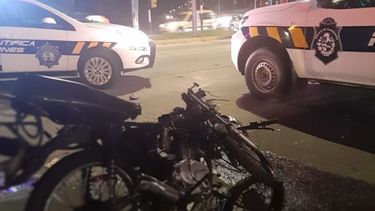 un motociclista de 18 anos fallecio al chocar contra una camioneta