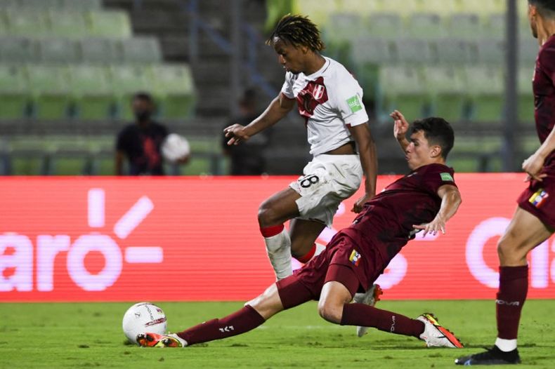 Perú vence 2-1 a Venezuela y revalida opciones de clasificar al Mundial