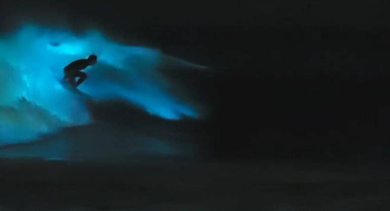 Surfista uruguayo sobre olas luminosas en Manantiales: Fue una noche mágica, surrealista