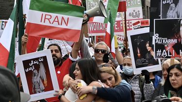 Al menos 108 muertos en represión de protestas por Mahsa Amini.