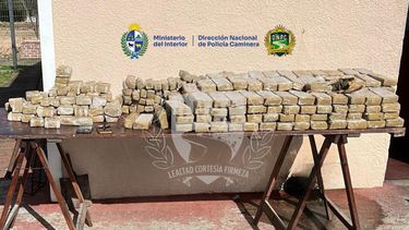 incautaron mas de 150 kilos de marihuana en ruta 5: dos argentinos viajaban con dos ninos de 4 y 6 anos