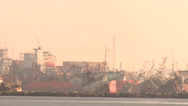 Retiran barcos abandonados en el puerto de Montevideo.