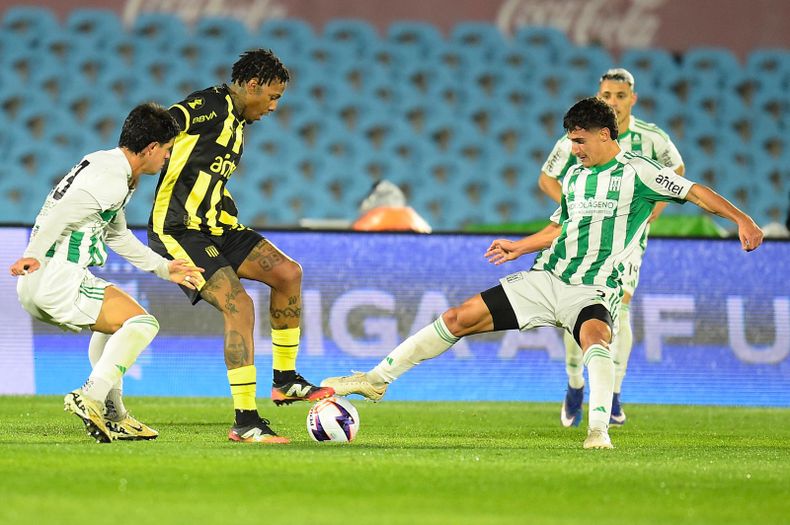 Peñarol empató 1-1 ante Racing en el estadio Centenario por el Torneo Intermedio