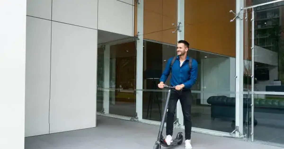 Mario Bergara dijo que se estudia regular la circulación de monopatines eléctricos en Montevideo