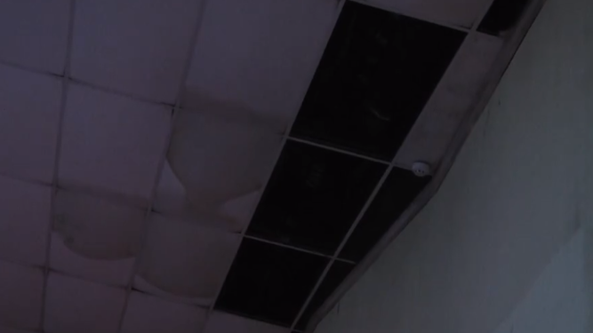 Granizo causó daños en el Auditorio Municipal de Artigas.