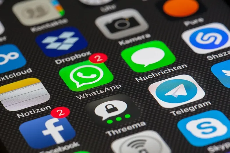 WhatsApp, una plataforma de mensajería rival a Telegram, introdujo algunas medidas para contrarrestar la desinformación en la primera fase de la pandemia.