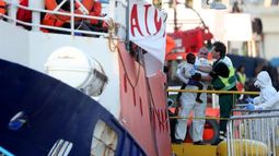 Barco con 230 imigrantes a bordo atracó en Malta