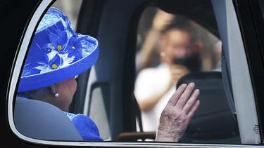 El sombrero de la reina Isabel II que sembró la duda