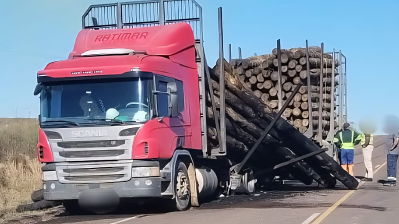 Se incendió un camión en plena ruta: llevaba una carga de madera y la ruta quedó parcialmente obstruida