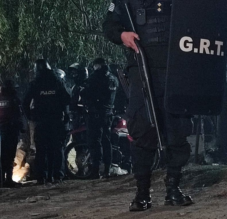 La Policía investiga un tiroteo en el barrio 19 de Abril: se encontró un auto robado y decenas de vainas