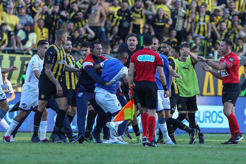 Fiscalía citará a declarar a jugadores de Nacional y Peñarol.