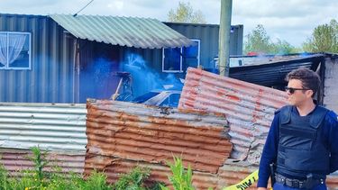 Casa incendiada y tiroteo en Bañados de Carrasco.