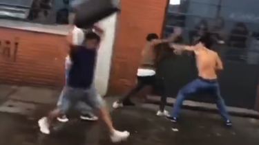 Jóvenes protagonizan violenta pelea en liceo de Las Piedras.