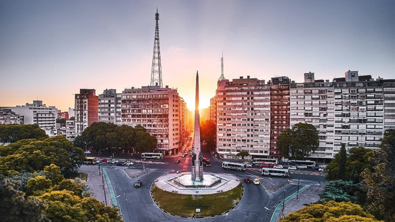 El Sol sobre el Obelisco de 18 de Julio.