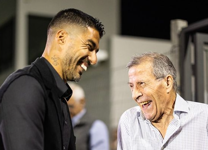 Luis Suárez y Óscar Tabárez en la inauguración de la Ciudad Deportiva del delantero.