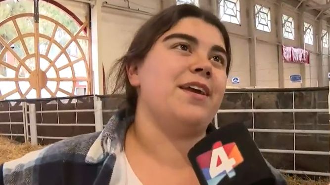 El campo, su lugar en el mundo: la historia de la estudiante que cuida animales en la Expo Prado