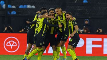 penarol gano 1 a 0 a racing en el partido por los octavos de final de la copa libertadores