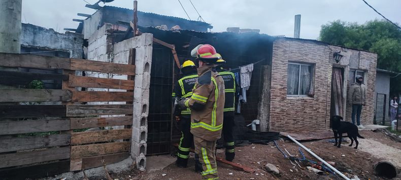 Un incendio afectó dos viviendas en el barrio Cauceglia