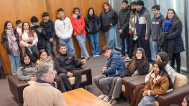 Tras una carta entregada en Artigas, Orsi recibió en Torre Ejecutiva a estudiantes del liceo de pueblo Yacaré Tras una carta entregada en Artigas, Orsi recibió en Torre Ejecutiva a estudiantes del liceo de pueblo Yacaré