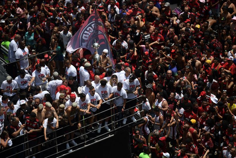 Los jugadores de Flamengo celebraron su tercer título de la Copa Libertadores junto a miles de hinchas.
