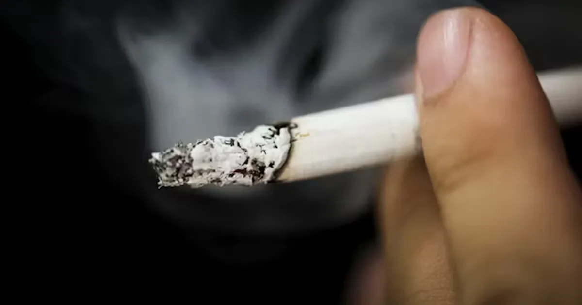 Reino Unido aprueba ley que prohibirá fumar a los nacidos desde 2009