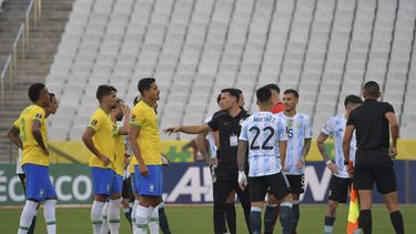 Argentina se retira de la cancha en el clásico sudamericano ante Brasil