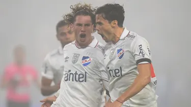 Goles en la niebla: Nacional, de atrás, se impuso 2 a 1 ante Juventud de Las Piedras en el Gran Parque Central