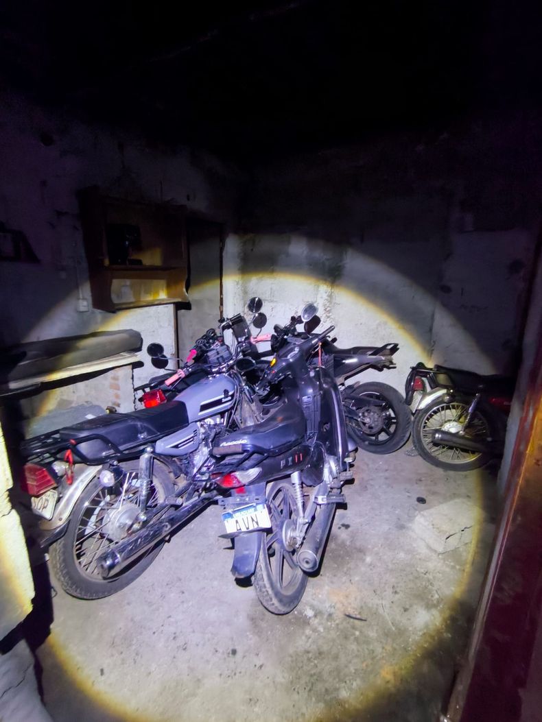 La Policía desmanteló un centro de acopio de motos robadas en El Monarca e incautó varios vehículos