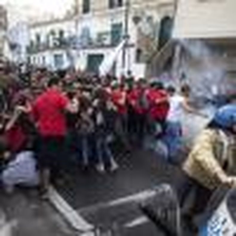 Policía lanzó gases lacrimógenos contra manifestantes en el G7