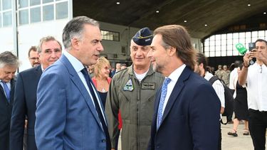 Orsi, Lacalle Pou y autoridades de ambos gobiernos participaron de presentación de aviones Super Tucano