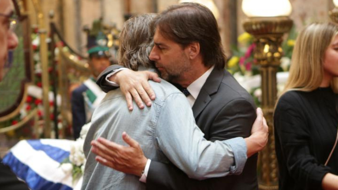 El presidente Lacalle Pou abrazando a Danilo Astori Sueiro (hijo del exministro fallecido)