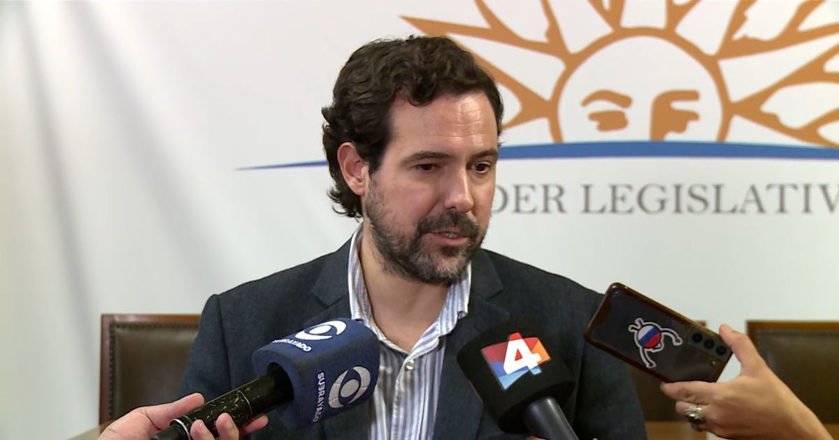 Diputado propone que médicos especialistas recién recibidos deban atender por dos años en el interior del país