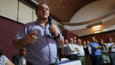 Dirigentes de Cabildo Abierto cuestionaron a su candidato de Montevideo por vivir en Suiza