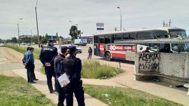 Esperaba el ómnibus con su familia y fue baleado con una escopeta