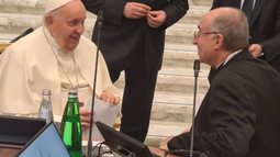 El arzobispo de Montevideo, Daniel Sturla, entregó al Papa Francisco una carta de niños con sus oraciones de paz.